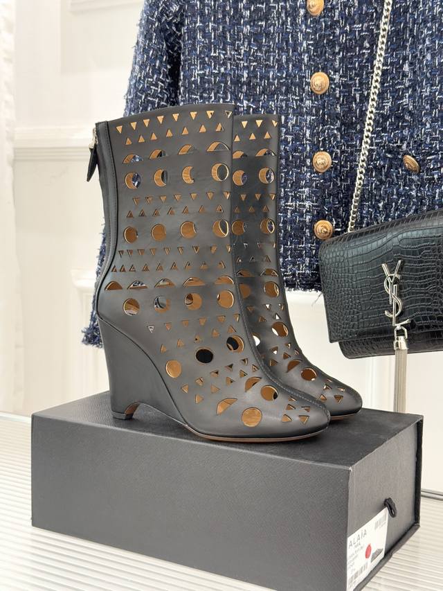 Alaia 25Wf New Hollow-Out High-Heeled Ankle Boots When the precision craftsmansh