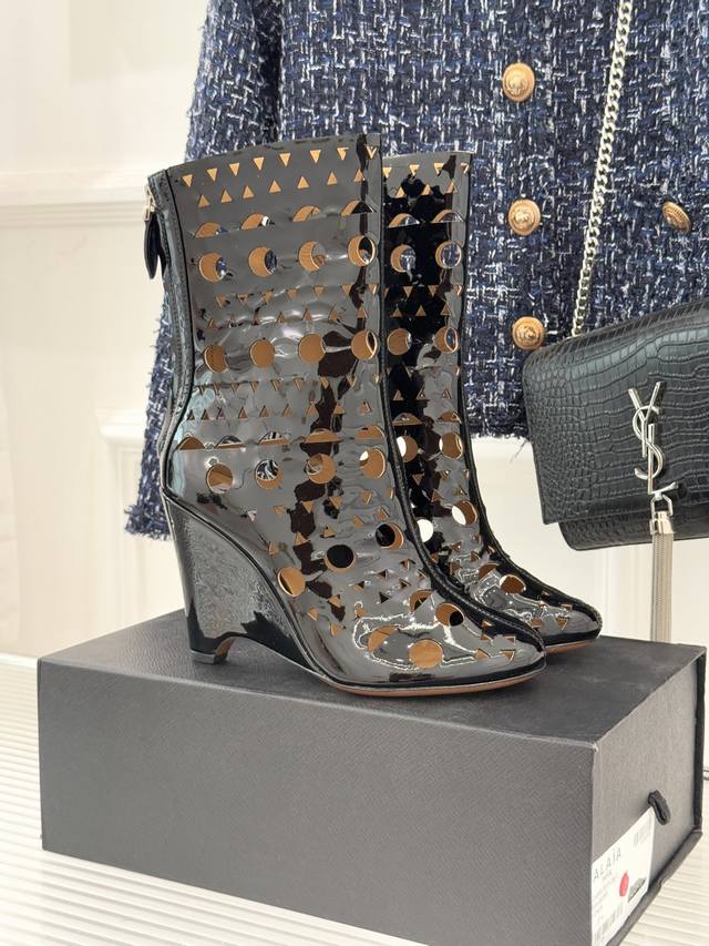 Alaia 25Wf New Hollow-Out High-Heeled Ankle Boots When the precision craftsmansh