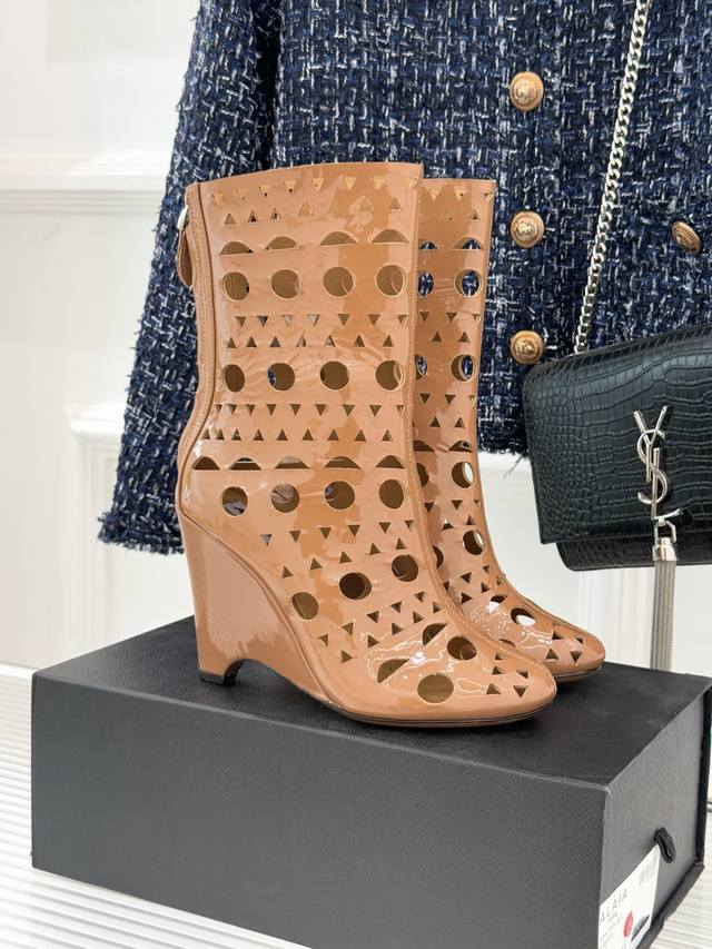 Alaia 25Wf New Hollow-Out High-Heeled Ankle Boots When the precision craftsmansh