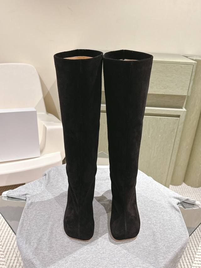 224 Maison Margiela's latest knee-high boots, a hot trend in the latest fashion