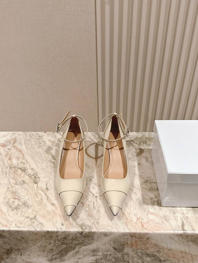 224 Mm6 Margiela Pointed-Toe Shoes! Hot New Arrival! Unique heel design, fashion