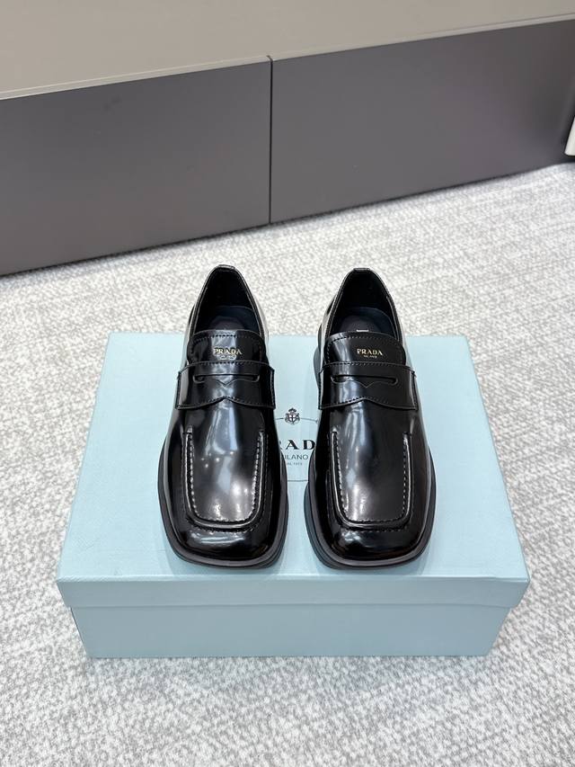 High-quality Prada 2025 Fall/Winter new arrival. This platform leather version i