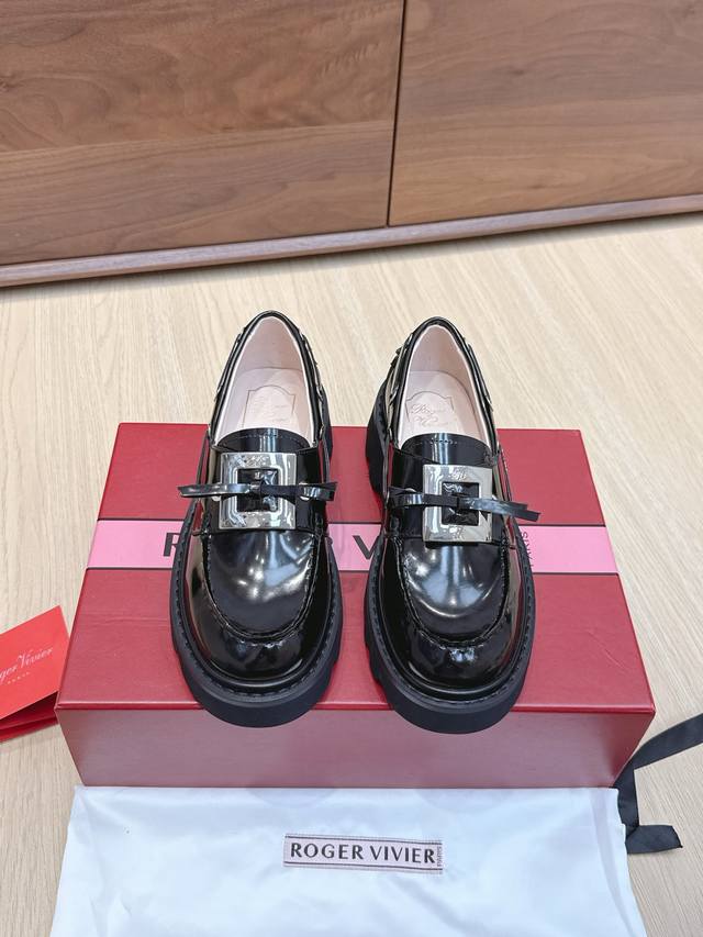 High-quality | RV New Loafers: A retro-modern design inspired by Roger Vivier's