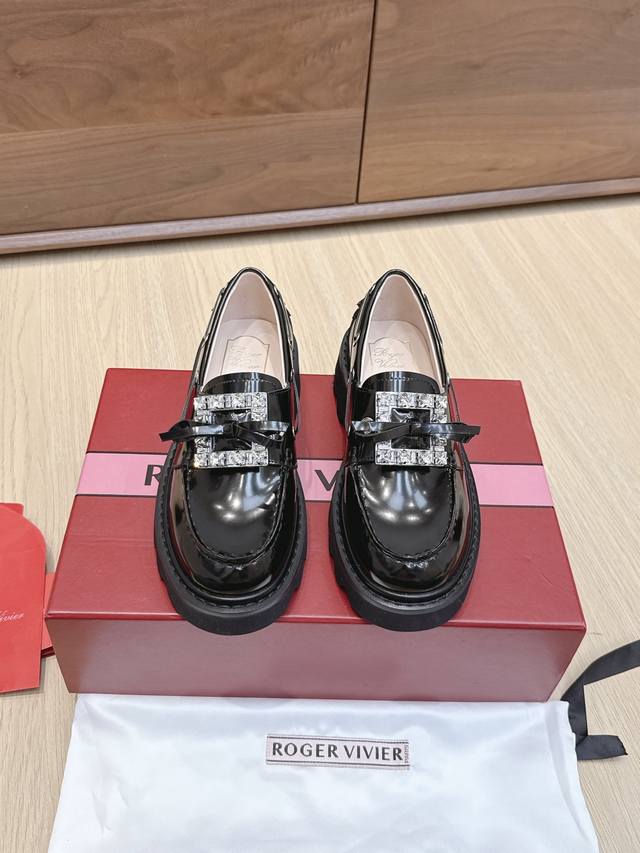 High-quality | RV New Loafers: A retro-modern design inspired by Roger Vivia's c