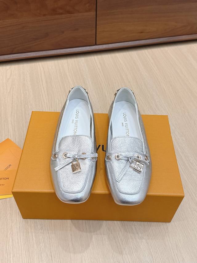 High-quality Louis Vuitton flat loafers/driving shoes, made with premium cowhide