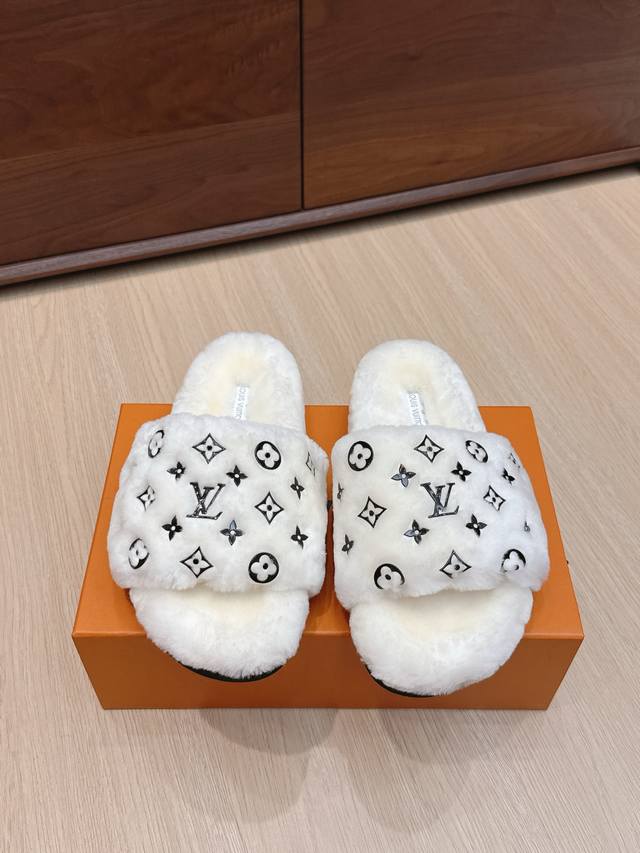 High-quality Louis Vuitton (LV) Paseo Comfort flat slippers. These slippers feat