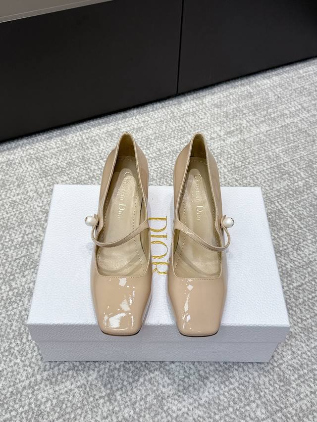 Dongguan-level official website synchronized with airplane box packaging. Dior 2