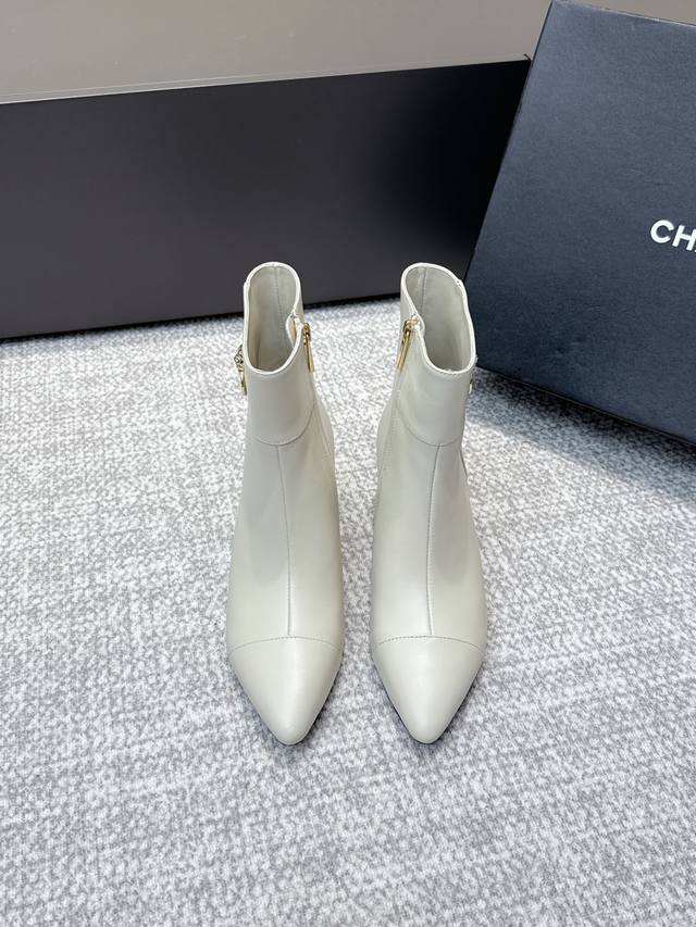 High-quality Chanel 2025 Fall/Winter Pointed Toe Ankle Boots (Retailer Level) -