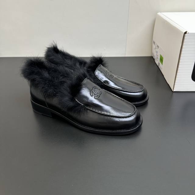 2025 Fall/Winter Chanel Rabbit Fur Loafers. Made with premium leather and soft r