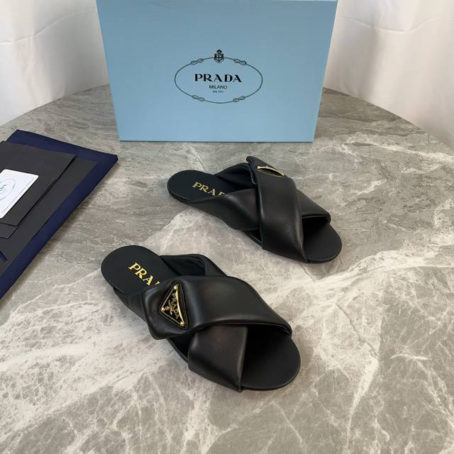 Latest P brand model. Outer: Imported mixed sheepskin. Lining: Mixed sheepskin.