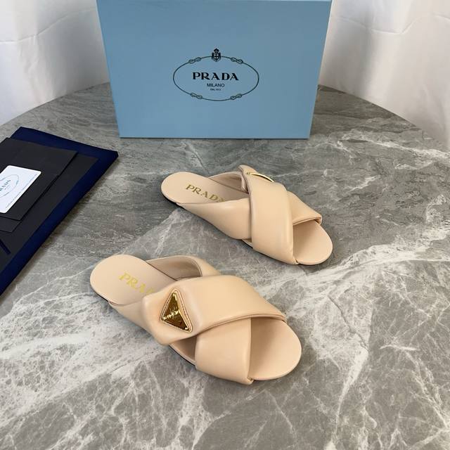 Latest P brand model. Outer: Imported mixed sheepskin. Lining: Mixed sheepskin.