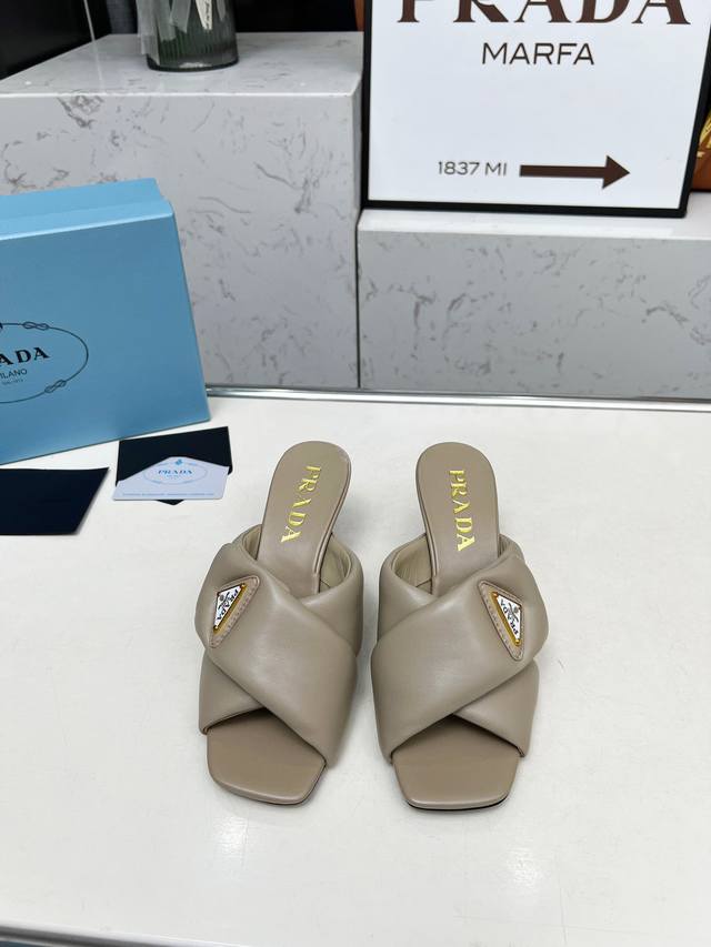 Top-tier Prada loafers with mini heels. 1:1 replica, top quality. Welcome to com