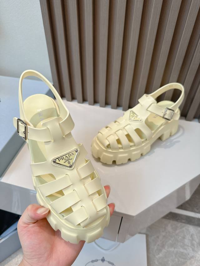 Super hot Prada's latest Spring/Summer serrated Roman woven platform rubber sand