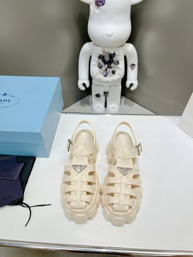 Super hot Prada's latest Spring/Summer serrated Roman woven platform rubber sand