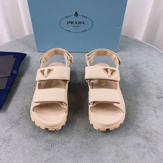 Prada's latest model. Upper: Imported mixed sheepskin. Lining: Imported water-dy