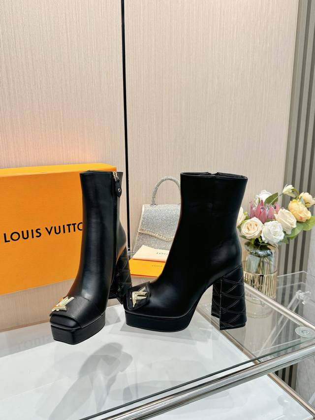 Latest Autumn/Winter L's runway style ankle boots, updated simultaneously with t
