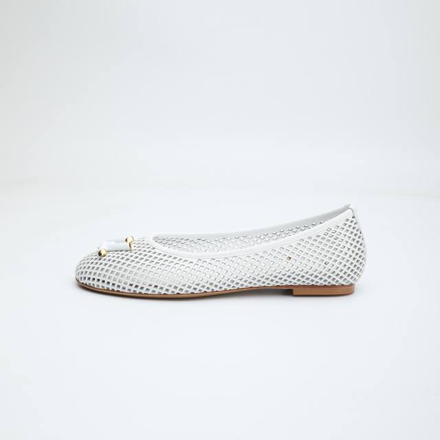 Latest L-brand runway style flat hollow-out shoes, updated simultaneously with p