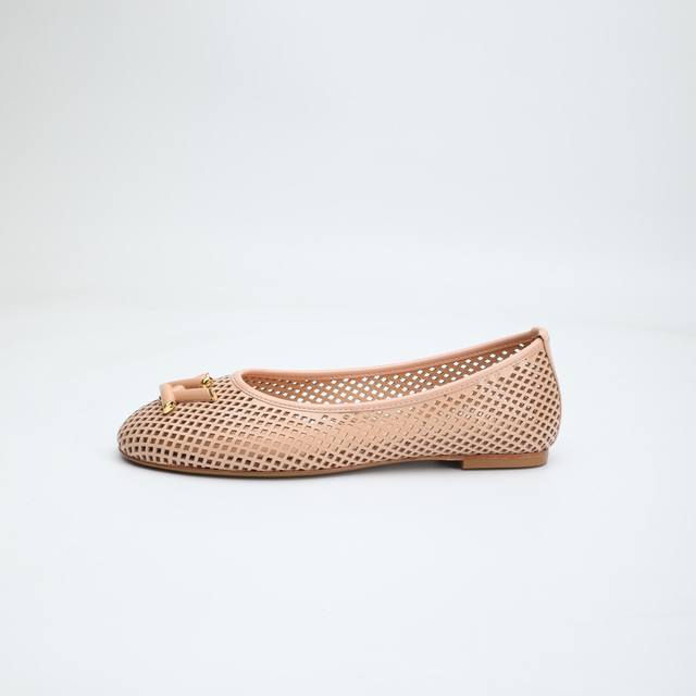 Latest L-brand runway style flat hollow-out shoes, updated simultaneously with p