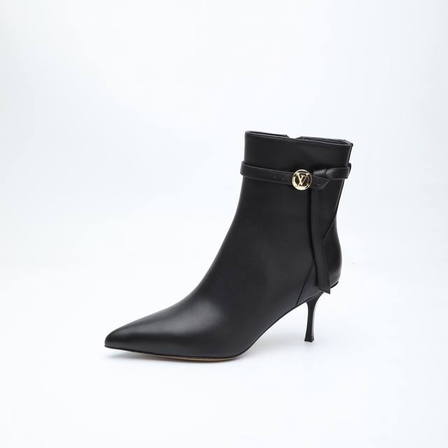 Latest Louis Vuitton Fall/Winter runway ankle boots, updated simultaneously with