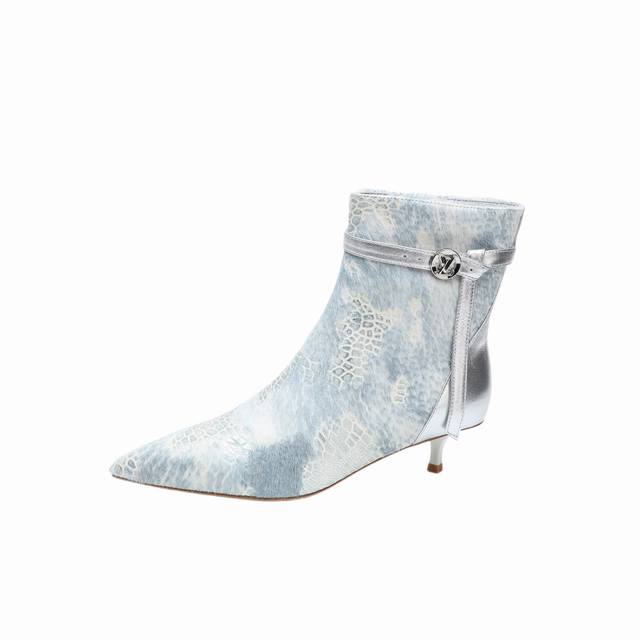 Latest Louis Vuitton Fall/Winter runway ankle boots, updated simultaneously with