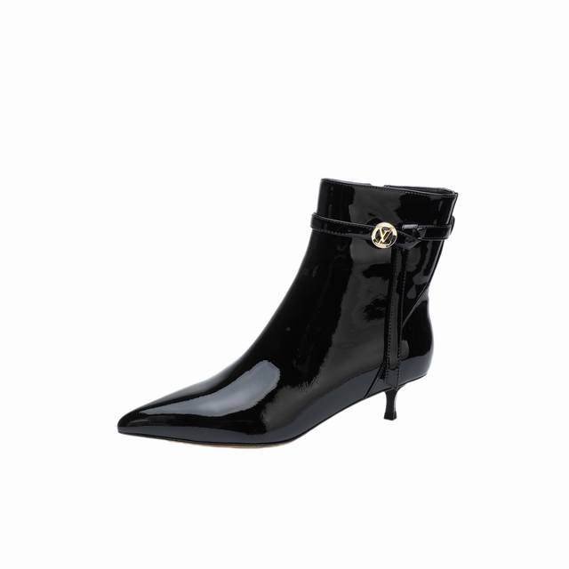 Latest Louis Vuitton Fall/Winter runway ankle boots, updated simultaneously with