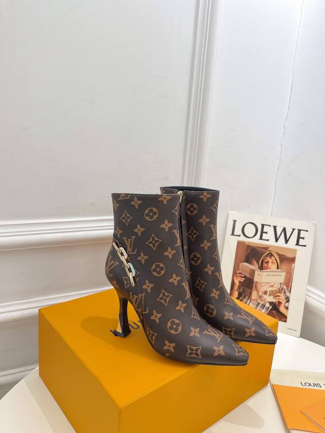 Louis Vuitton 25 2025 Autumn/Winter New Top-Tier Version The latest square-toe m
