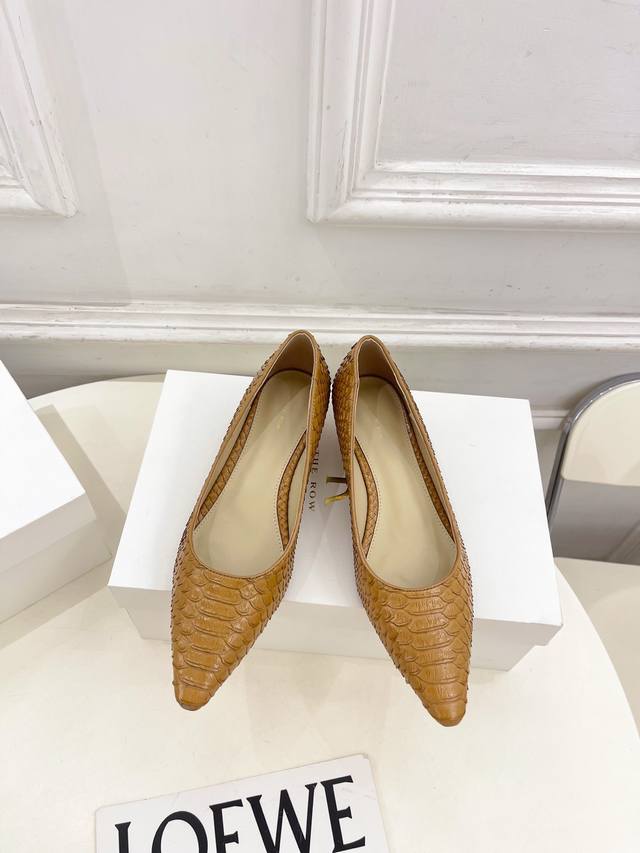 The Row 2025 Autumn/Winter New Arrival Tr Minimalist Kitten Heel Shoes Tr, as on