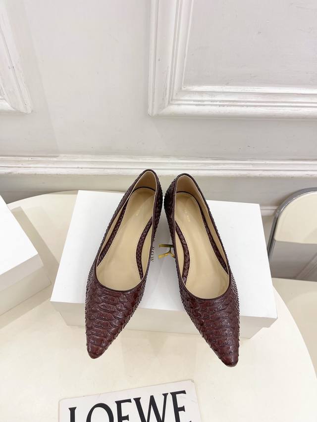 The Row 2025 Autumn/Winter New Arrival Tr Minimalist Kitten Heel Shoes Tr, as on