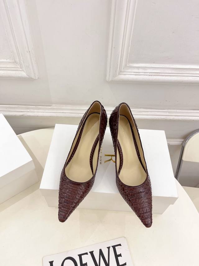 The Row 2025 Autumn/Winter New Arrival Tr Minimalist Kitten Heel Shoes Tr, as on