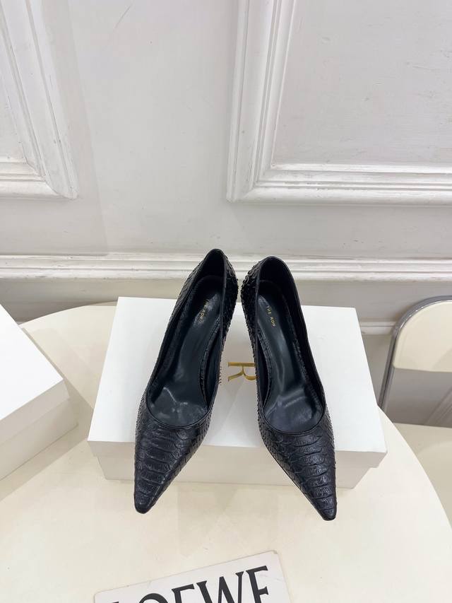 The Row 2025 Autumn/Winter New Arrival Tr Minimalist Kitten Heel Shoes Tr, as on