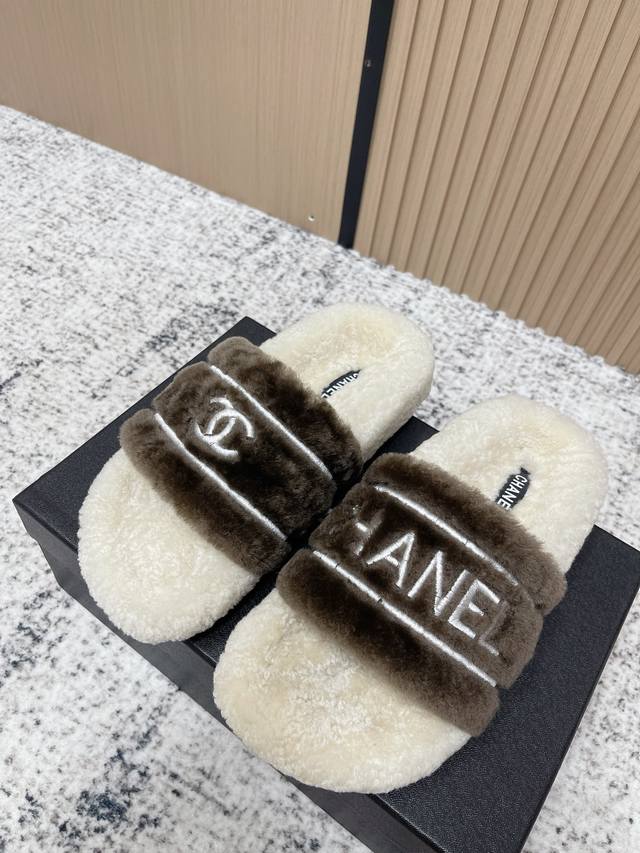 Top-tier version: Chanel 25Ss Fall/Winter New Wool Slippers. Even wearing them,