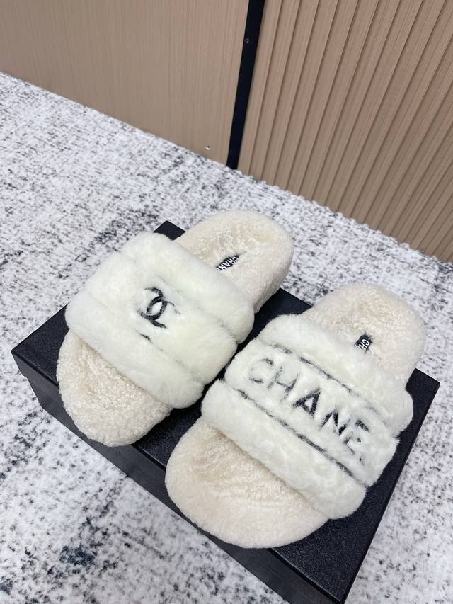 Top-tier version: Chanel 25Ss Fall/Winter New Wool Slippers. Even wearing them,