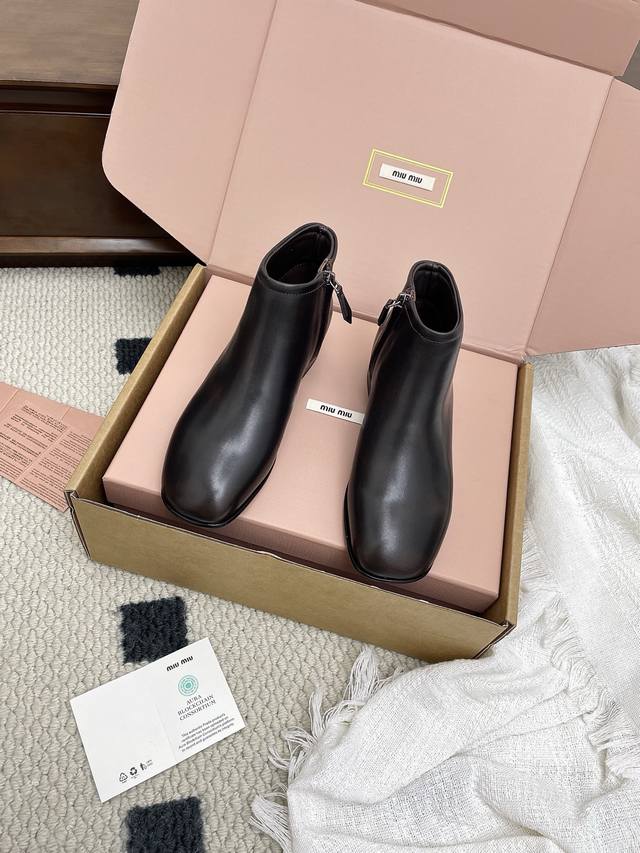 Miumiu limited edition runway style retro riding boots, Chelsea short boots. The