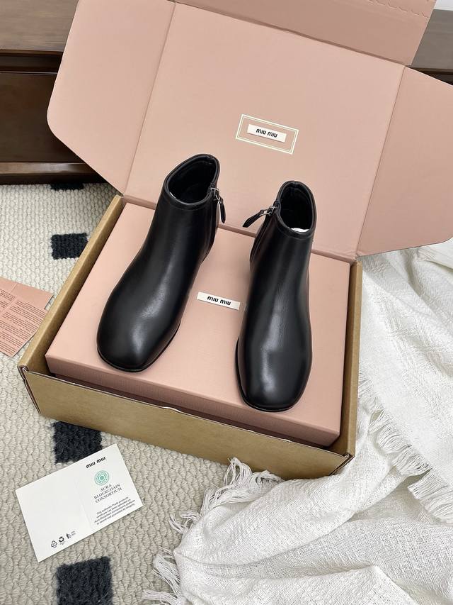 Miumiu limited edition runway style retro riding boots, Chelsea short boots. The