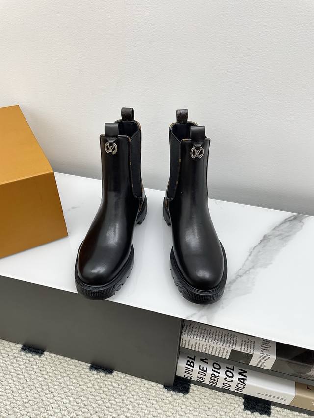 Louis Vuitton District Ranger 2025 Fall/Winter Chelsea Boots (Retail Purchase).