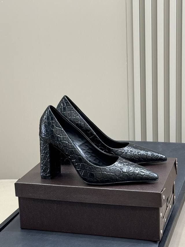 High-quality Alaia 2025 new chunky heel pointed toe single shoes (retailer quali