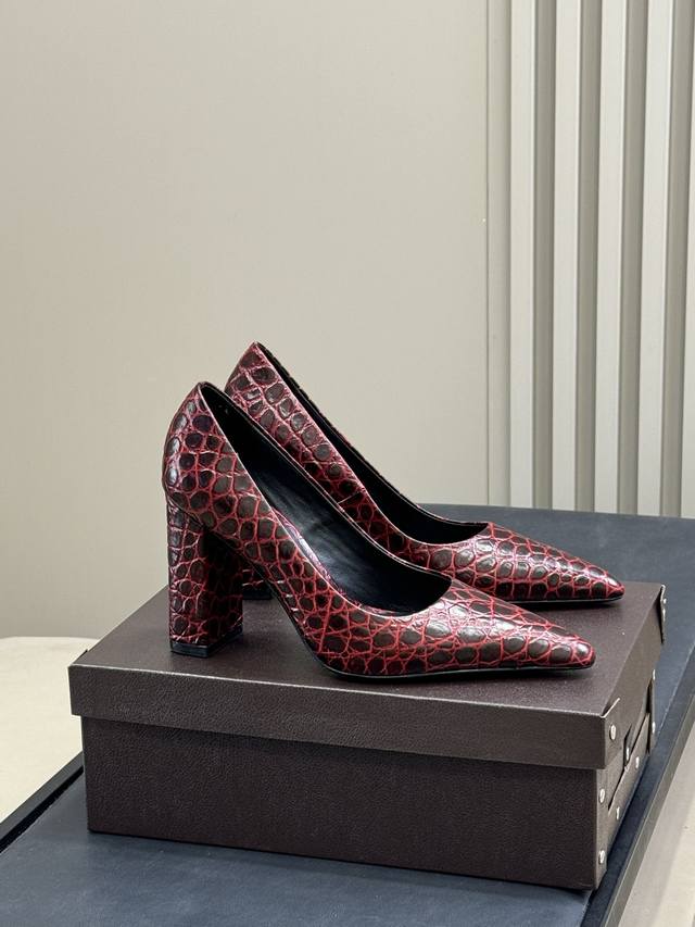 High-quality Alaia 2025 new chunky heel pointed toe single shoes (retailer quali