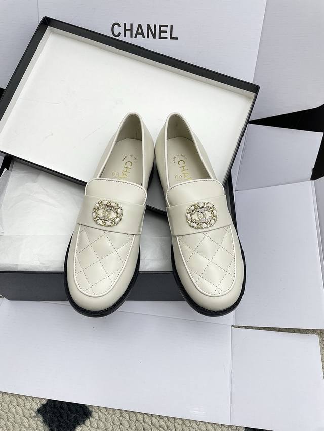 High-quality Chanel 25Ss loafers in a premium box. A new Chanel style, these loa