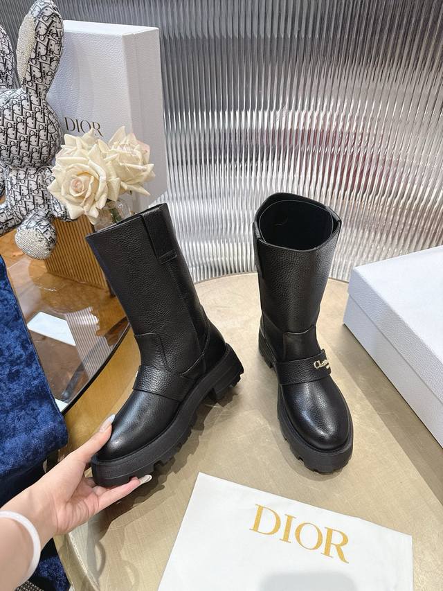 Di0R Dior 2025 Fall/Winter New High-Replica Boots. These Dior logo boots showcas