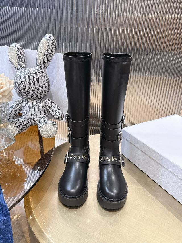 Top-quality Dior Fall/Winter 2025 combat boots, super cool and stylish. The mult