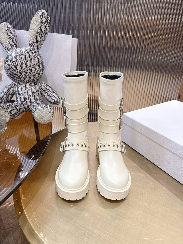 Top-quality Dior Fall/Winter 2025 combat boots, super cool and stylish. The mult