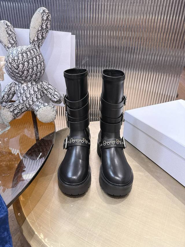 Top-quality Dior Fall/Winter 2025 combat boots, super cool and stylish. The mult