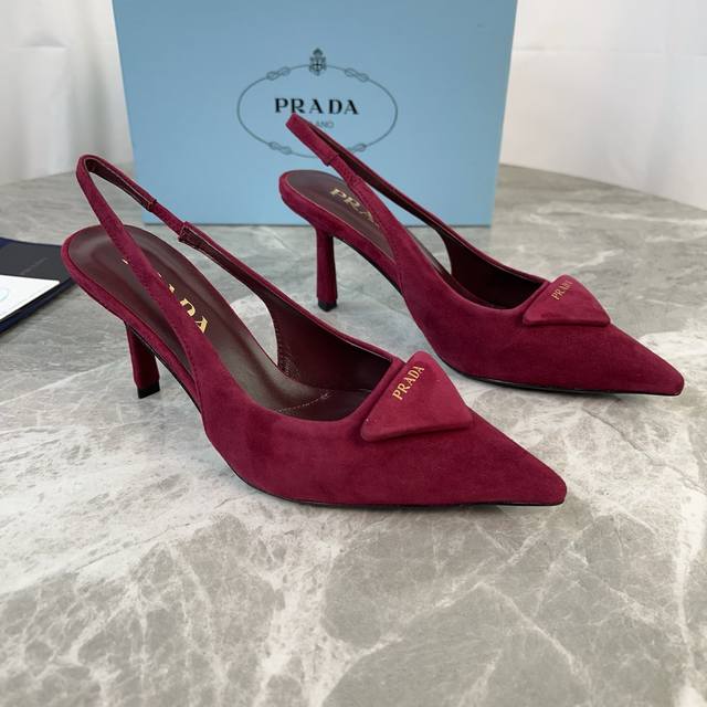 Latest P-brand shoe model. Upper: Imported suede. Lining: Super soft sheepskin l