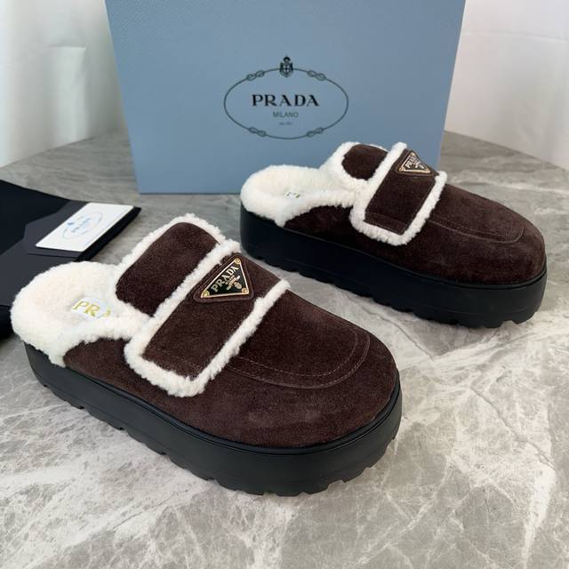 Latest P brand fleece slippers. Outer: Imported high-gloss cow suede. Lining: Im
