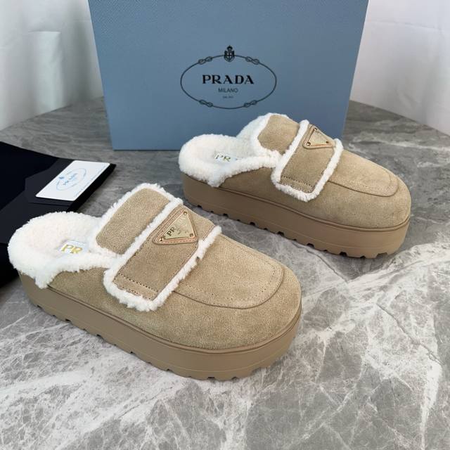Latest P brand fleece slippers. Outer: Imported high-gloss cow suede. Lining: Im