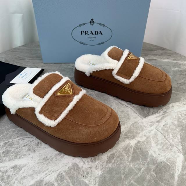 Latest P brand fleece slippers. Outer: Imported high-gloss cow suede. Lining: Im