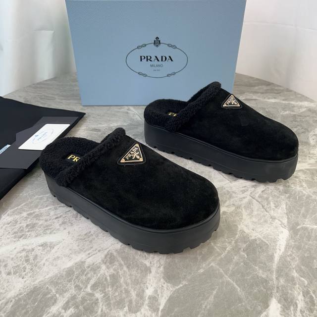 Latest P brand fleece slippers. Outer: Imported high-gloss cow suede. Lining: Im