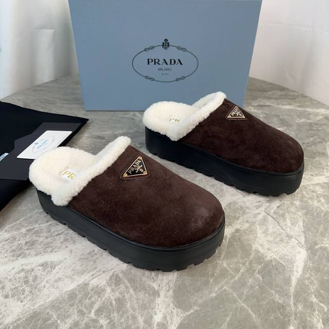 Latest P brand fleece slippers. Outer: Imported high-gloss cow suede. Lining: Im