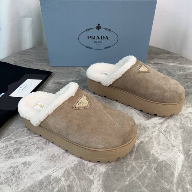 Latest P brand fleece slippers. Outer: Imported high-gloss cow suede. Lining: Im