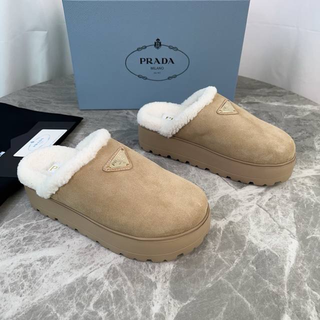 Latest P brand fleece slippers. Outer: Imported high-gloss cow suede. Lining: Im